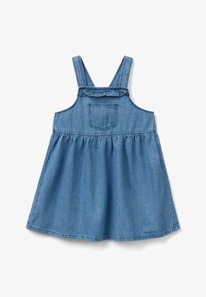 Robe sans manches en denim bleu pour tout-petit, avec taille froncée, détail de col à volants et poche poitrine avant.