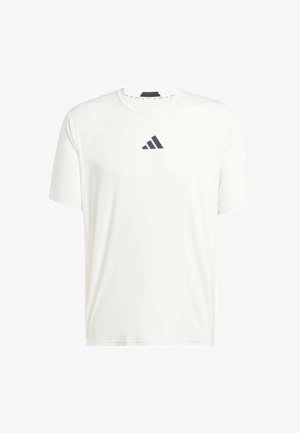T-shirt blanc à manches courtes en tissu léger avec un col rond et un logo gris foncé sur la poitrine. Texture lisse, coupe décontractée.