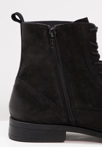 Pier One Botines con cordones - black