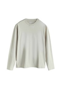 Pitkähihainen vaaleanharmaa T-paita pehmeästä puuvillakankaasta. Siinä on pyöreä kaula-aukko ja rento istuvuus suoralla helmalla. Ei näkyviä kuvioita tai yksityiskohtia.