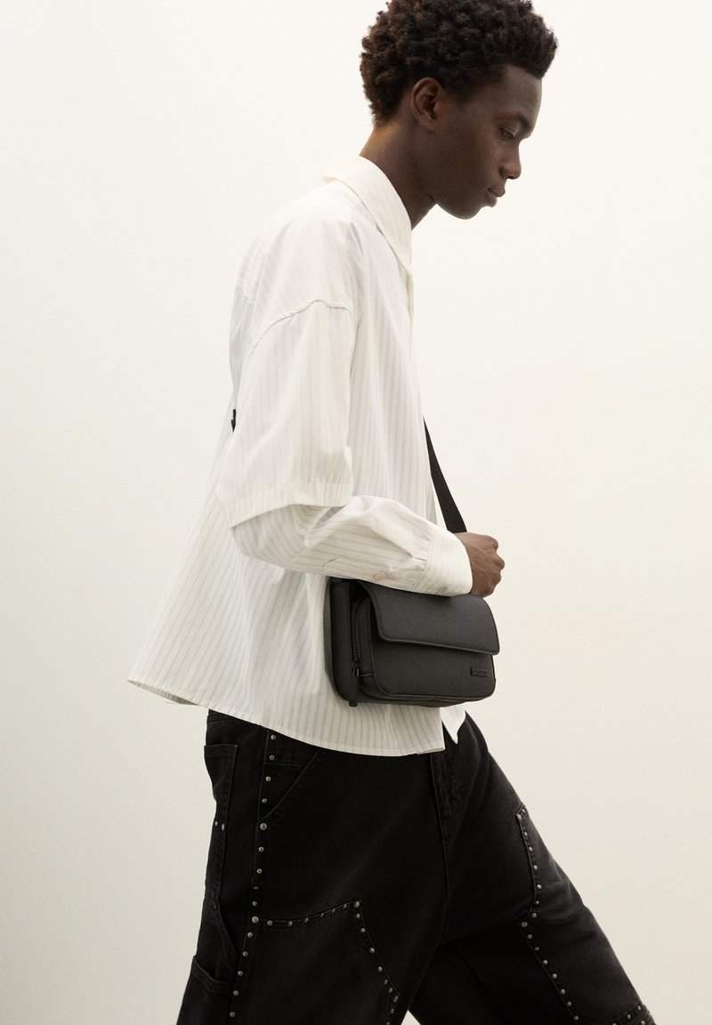 PULL&BEAR Torba preko tijela - black