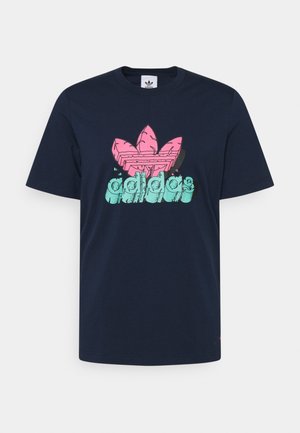 T-shirt Adidas bleu marine avec un logo trèfle stylisé rose et un texte Adidas turquoise usé sur le devant.