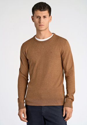 Brauner Strickpullover mit runder Ausschnitt, gerippten Bündchen und Saum. Verfügt über ein kleines Logo auf der Brust und eine dezente Textur.