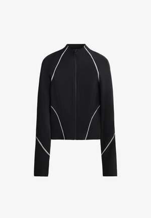 Schwarze, cropped Jacke aus dehnbarem Material, mit langen Ärmeln, einem Reißverschluss vorne und kontrastierenden weißen Nähten entlang der Nähte.