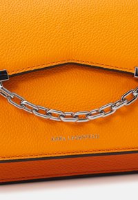 KARL LAGERFELD SEVEN GRAINY  - Ručna torba - clementine