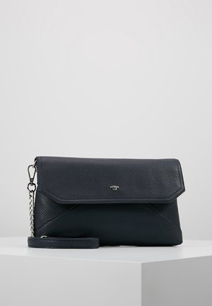 Sort tekstureret læderclutch med sølvkæde og lille metallisk logo på den forreste klap, vist på en hvid overflade.