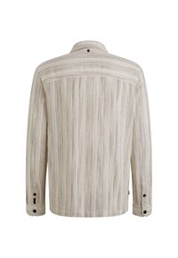 Chemise à manches longues de couleur claire avec des rayures verticales en beige et en tons sombres, poignets à boutons et détail de patte de boutonnage au dos. Tissu texturé.