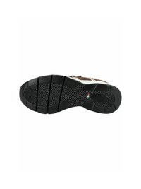Semelle de chaussure en caoutchouc avec une surface texturée et à motif. Présente des rainures et des crêtes pour une meilleure adhérence. Couleur : noir avec un petit détail du drapeau italien.
