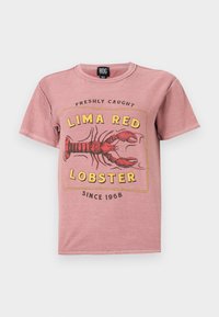 Pink cotton t-shirt featuring a lobster graphic with "LIMA RED LOBSTER" text in yellow and black, round neck, and short sleeves.
