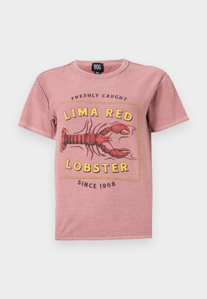 Rožinė medvilninė marškinė su omaro grafika ir tekstu "LIMA RED LOBSTER" geltona ir juoda spalvomis, apvaliu iškirpimu ir trumpomis rankovėmis.