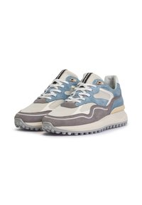 Sneaker sportive di colore blu chiaro e grigio con parte superiore in rete, inserti in suede, lacci bianchi e una suola spessa e testurizzata.