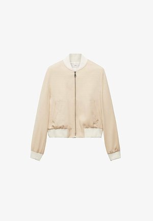 Chaqueta bomber beige con cremallera frontal, cuello blanco de canalé, puños, cinturilla y dos bolsillos laterales.