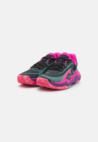 Scarpe sportive multicolori con tomaia in rete nera, teal e rosa, suola testurizzata e cuscinetto del tallone prominente.