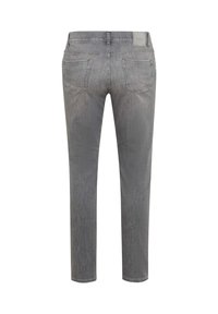 Grijze denim jeans met rechte pijpen, van achteren gezien met twee achterzakken en een klein leren merkembleem op de tailleband.
