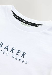 Witte katoenen t-shirt met een ronde hals. Voorzien van zwart geprinte logo "BAKER" en "by TED BAKER" op het halslabel. Gladde textuur, klassieke pasvorm.