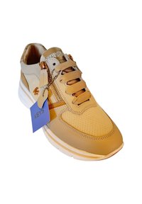 Scarpa sportiva beige con parte superiore in rete e sintetico, design con lacci, collo imbottito e suola bianca. Presenta un'etichetta con la scritta "KEYS".