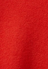 Czerwona dzianina o miękkiej fakturze i jednolitym wzorze. Materiał wydaje się gruby i ciepły, odpowiedni do odzieży lub tekstyliów domowych.