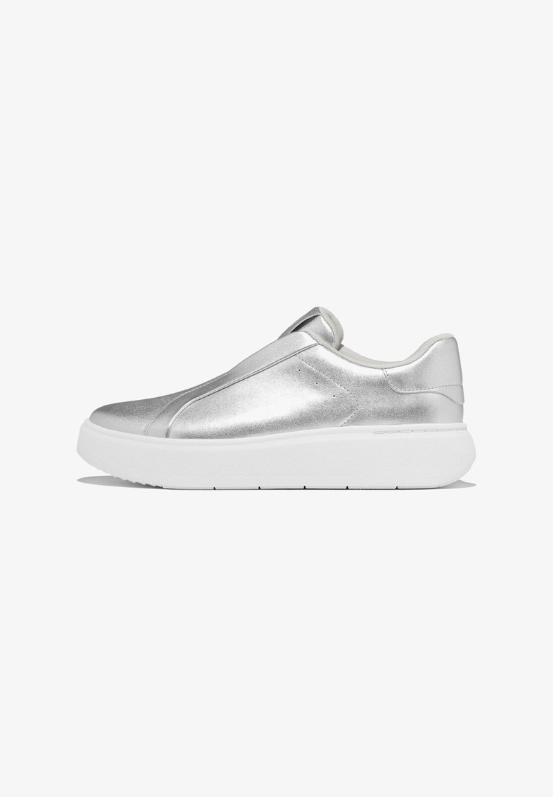 Baskets slip-on métalliques argentées avec une tige lisse, une semelle en caoutchouc blanche et des coutures discrètes le long du côté.