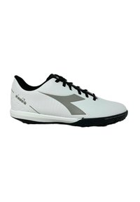 Scarpe sportive bianche con suola nera, tomaia texturizzata, lacci neri e logo argento. Il design include dettagli laterali per la stabilità.