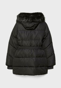 Sort pufferjakke med hætte med pelskant, indsnøret talje og quiltet tekstur. Har en afslappet pasform og lange ærmer.