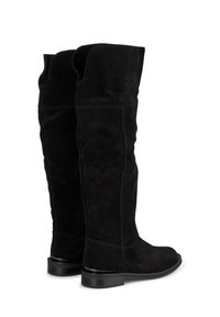 Stivali neri alti fino al ginocchio in morbido suede, con una texture liscia, punta rotonda e un tacco basso per maggiore stabilità.