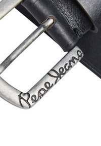 Cinturón de cuero negro con una hebilla de metal plateado, que presenta el logo en relieve "Pepe Jeans", acabado texturizado y cierre de lengüeta estándar.
