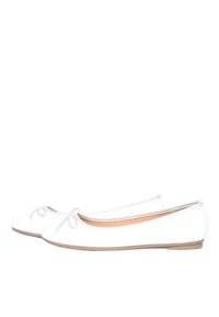 Ballerine bianche realizzate in materiale sintetico liscio, con punta arrotondata, un piccolo fiocco sul davanti e una suola beige.