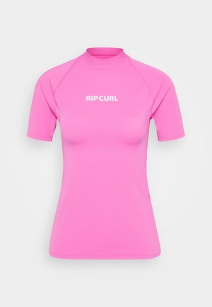 Krátký rukáv rash guard v jasně růžovém materiálu s faux límcem. Na přední straně se nachází bílé logo "RIP CURL". Hladká, elastická textura.