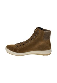 Sneaker alta in suede marrone con colletto in feltro testurizzato alla caviglia, punta tonda e suola in gomma con scanalature orizzontali per una presa migliorata.