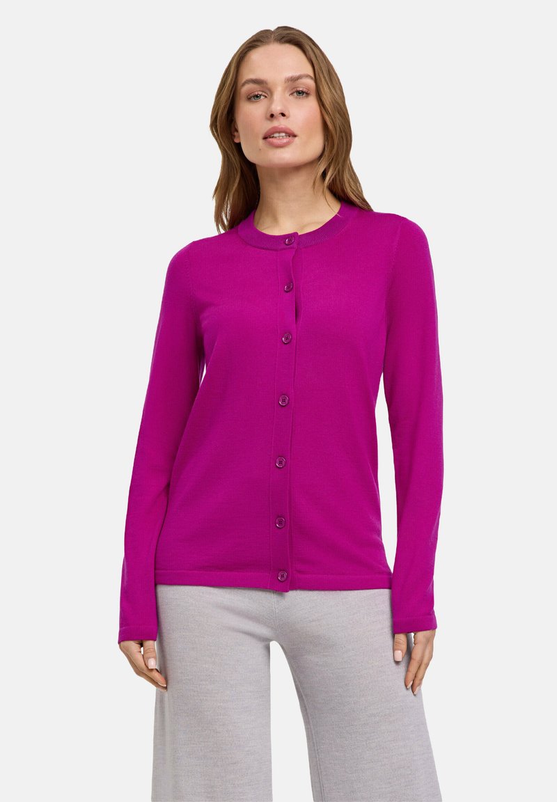 Cardigan fuchsia à manches longues fabriqué en matériau doux, avec un col rond et six boutons assortis sur l'avant. Design léger.