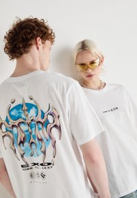 Jack & Jones JCOREFLECT TEE CREW NECK UNISEX - T-shirt print - bright white