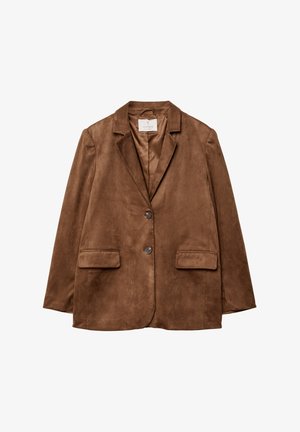 Brauner Wildlederblazer mit Reverskragen, zwei Fronttaschen und doppelter Knopfleiste. Glatte Textur und taillierte Passform.