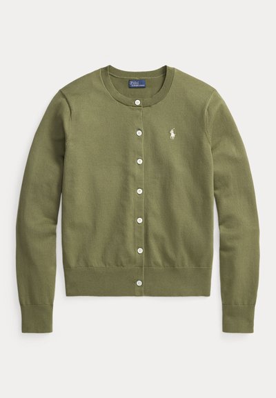 Ζακέτα σε ελαιί πράσινο χρώμα από απαλό πλεκτό υλικό. Διαθέτει στρογγυλή λαιμόκοψη, επτά κουμπιά στο μπροστινό μέρος και μικρό κεντητό λογότυπο στο στήθος.