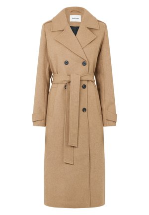 Cappotto in lana color cammello con design doppiopetto, ampie rever e cintura. Presenta due tasche anteriori e bottoni scuri.