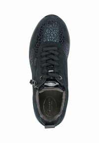 Sneaker nera con finitura in morbido suede, caratterizzata da un motivo a stampa leopardo, lacci, chiusura con zip e un interno foderato in morbido pelo.