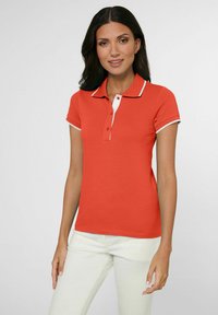 Rode polo shirt met een witte kraag en afwerking. Korte mouwen, drieknoopsluiting en een getailleerd ontwerp. Glad katoenen stof.