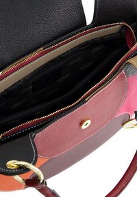 Multikleur leren handtas met een zwarte bovenklep, gouden hardware, contrasterende stiksels en meerdere compartimenten. Gedetailleerd interieur met rits.