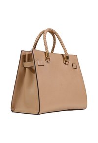 Beige lædertaske med struktureret form, flettede håndtag, guldfarvede metaldele og kontrasterende sort kantdetalje.