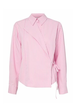 Blusa de manga larga de color rosa claro con rayas verticales, cuello puntiagudo y un diseño envolvente asimétrico en el frente asegurado con un lazo lateral.