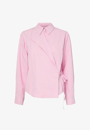 Lichtroze blouse met lange mouwen en verticale strepen, een puntige kraag en een asymmetrische voorkant met overslag die aan de zijkant wordt vastgebonden.