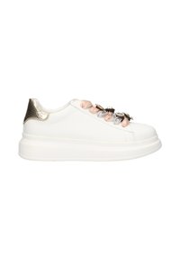 Zapatilla blanca con un detalle texturizado dorado en el talón, cintas de satén en rosa pálido y gris, y adornos decorativos en la parte delantera.