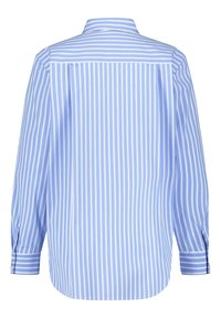 Chemise bleu clair à manches longues avec des rayures blanches verticales, dotée d'un col boutonné et d'un ourlet arrondi, avec des poignets boutonnés.