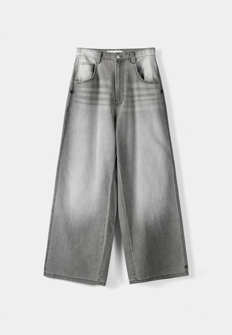 Jeans in denim grigio a gamba larga con una sfumatura sfumata, caratterizzati da tasche frontali e cuciture superiori. Il materiale ha una finitura morbida e testurizzata.