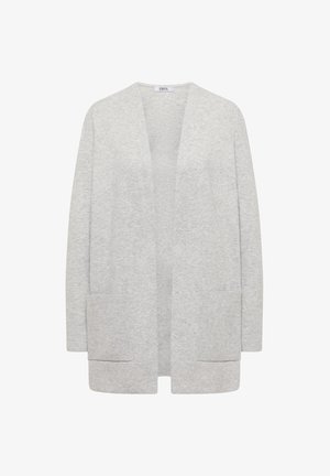 Helle graue Strickjacke mit offener Vorderseite, langen Ärmeln und zwei vorderen Taschen. Hergestellt aus einem weichen, strukturierten Stoff.