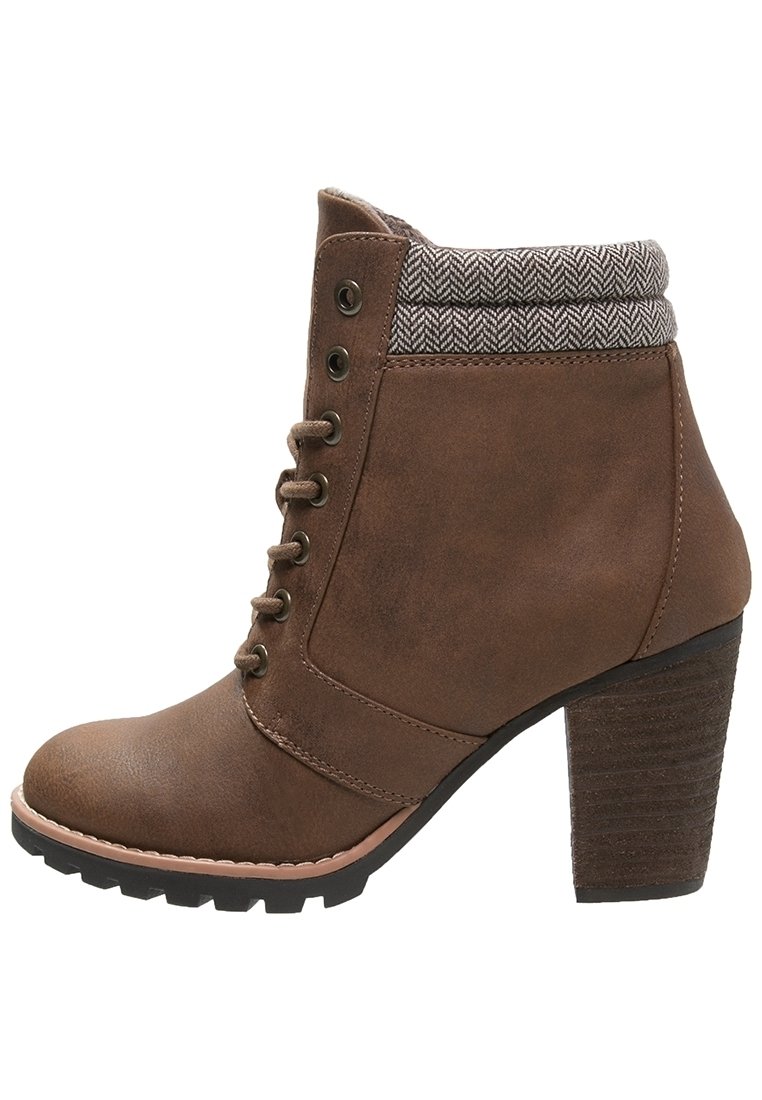 Brązowy botek z materiału sztucznego skóry, z fakturowanym słupkowym obcasem, sznurowanym przodem i mankietem w wzór houndstooth. Wyposażony w gumową podeszwę zapewniającą dobrą przyczepność.