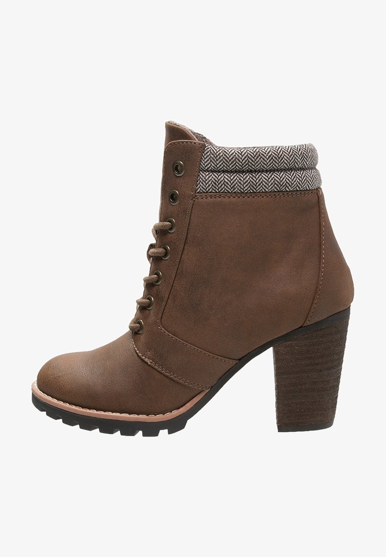 Brązowy botek z materiału sztucznego skóry, z fakturowanym słupkowym obcasem, sznurowanym przodem i mankietem w wzór houndstooth. Wyposażony w gumową podeszwę zapewniającą dobrą przyczepność.