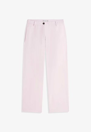 Hellrosa gerade geschnittene Hose mit Gürtelschlaufen, vorderem Knopf, Reißverschluss und Seitentaschen vor weißem Hintergrund.