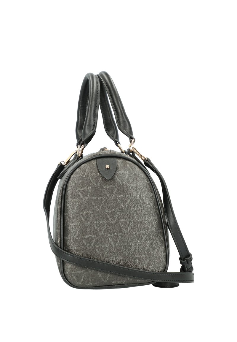 Bolso de mano texturizado en gris con una forma ovalada estructurada, que cuenta con asas dobles y una correa para el hombro removible, adornado con un sutil estampado de logo.