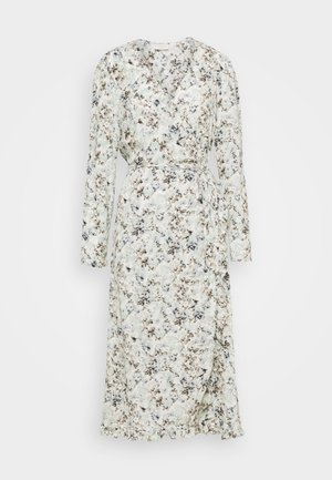 Langærmet slå-om-kjole med lyst blomsterprint i hvide, beige og grå nuancer, med bælte i taljen og flæsekant.