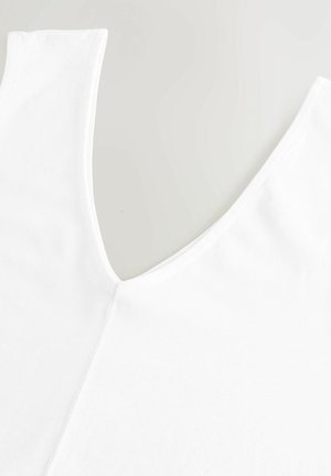 Biała bezrękawnik z głębokim dekoltem w serek i gładką, miękką fakturą, z przeszyciem wzdłuż dekoltu.